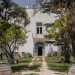 Riprendiamo ora la stradina per giungere fino a Villa Pinto (ex Villa Gallo), edificio del 1729 ora diventato una sala ricevimenti, mantenendo per il candido e semplice aspetto originale